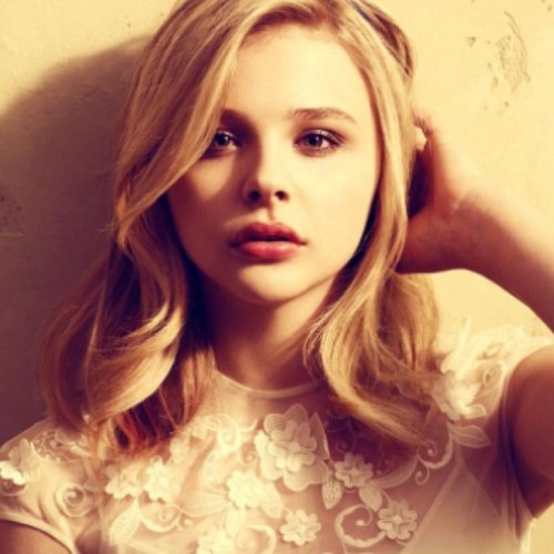 Little sister of @WillDaniels12 Lives in Paris with her brother. (RP)