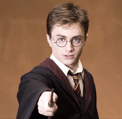 Soy Harry, Harry a secas... Estudiando el septimo año en Hogwarts, capitan del equipo de Gryffindor y ganador del torneo de los tres magos