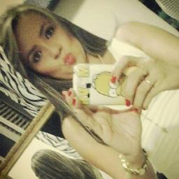 Gestora ambiental e feliz da vida.α meninα que precisα ser protegidα; que morre de medo; que αmα α vidα; que se αrrepende dαs fαlhαs,que αproveitα cαdα segundo.