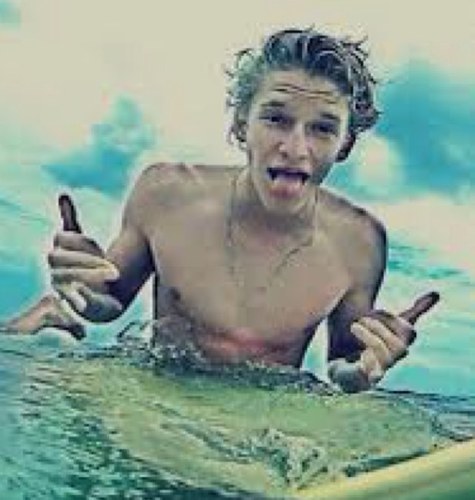 Followed by @codysimpson 6/09/11, @cambo97 6/03/11, @haileybaldwin 6/29/11, @itsBeckyGomez 6/10/12 & moree. ♥ ƤƦƠƲƊ sιмρsσиιzεя вєlιєвєя sєlєиαtσя ♥