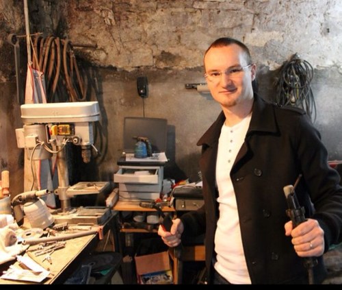 Ingénieur Systèmes et Réseaux, féru de mécanique, de VTT, musique (guitare)