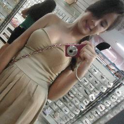 =)--meniniinha  que sonha com bobagem, se apega fáciil demais às pessoas. legaal, simpática & muiito, muiito louuca \o/' quer conhecer ? Segue *OO*