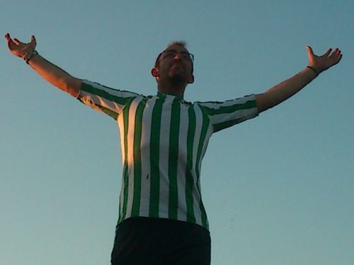Sevillano y andaluz. Amante del baloncesto y del garrapaterismo. Jugador del @lorabasket #17