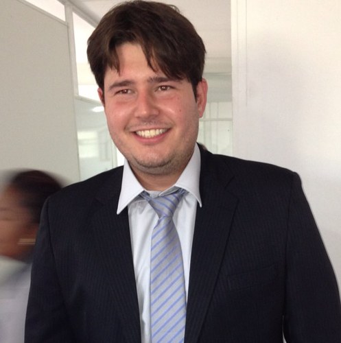 Formado em Administração e acadêmico de Direito