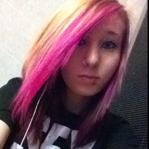 You just met AWESOME! Haha, vegitarian, artist. Music is my liffffeee. Ohh and one question, 'Why you stalking??'