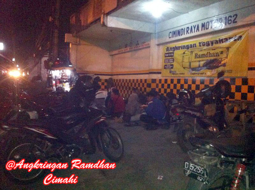 Tempat asik untuk nongkrong..santai & kongkow bareng sahabat,Pacar,Keluarga Menyediakan makanan khas asal Yogyakarta
  Open : 18.00-00.00