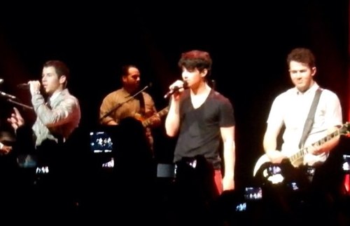 #JBisBack @itscaroltorres @amandafalcaoo Since: 19/03/2010 ||| Seguidas pelos @JonasBrothers desde: 18/03/11