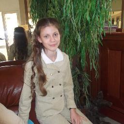 Учусь в школе , играю в шахматы и занимаюсь художественной гимнастикой