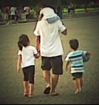 pretty daddy with three kids
