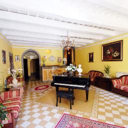 All'interno delle mura del castello di Montecarlo, in un palazzo nobiliare del XV secolo, Antica Dimora Patrizia Vi accoglie in un B&B di charme.