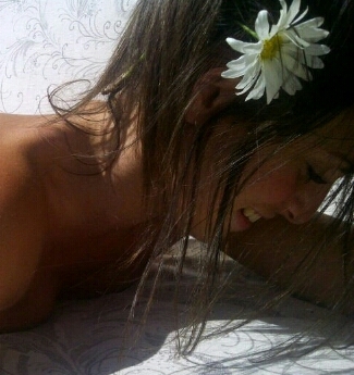¿Qué pasa cuando se abrazan el amor y la muerte?¿Se muere el amor?¿O se enamora la muerte?Tal vez la muerte moriría enamorada y el amor amaría hasta la muerte.