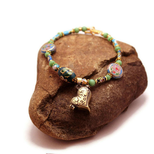Jewelry designer, handmade jewelry creator,aspiring artist.