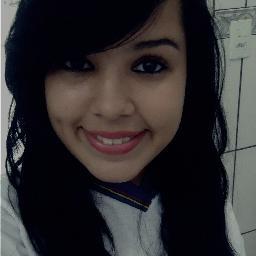 Acredito que quando alguém chora sem motivo é pra aliviar todas as vezes que ela engoliu o choro e colocou um sorriso falso em seu rosto.