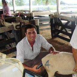 Oriental, Medico Veterinario e hincha del campeón del siglo.