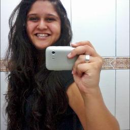20 anos, namorando e muito feliz! Apaixonada por sorrisos!