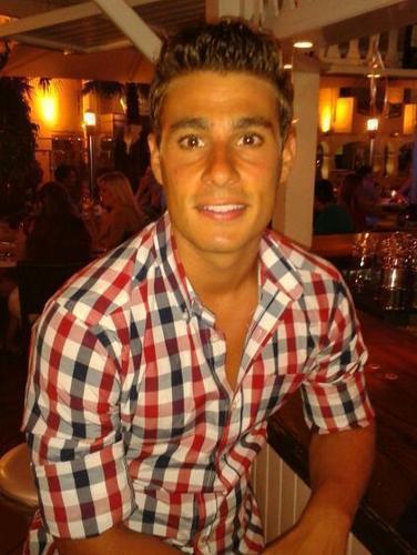 Alecasrom's profile picture. Licenciado en Ad. y Dir. de Empresas por la US. Amante del deporte y en especial del fútbol. Aficionado del Real Betis Balompie.