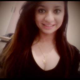 'Debaixo da maquiagem e por trás do meu sorriso, eu sou apenas uma menina que deseja o mundo