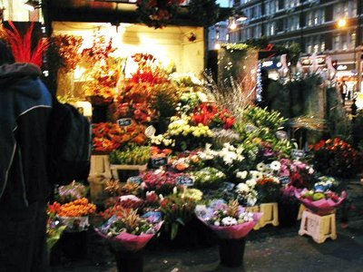 yume06200408's profile picture. ヨーロッパの花屋で働くのが夢です。
好きな花は薔薇と紫陽花と金木犀です！
花はいいです、嬉しいときも悲しい時も綺麗に咲いてくれています。家の庭が広いので薔薇庭園を造るという野望があったりします(笑)
こんな自分ですがフォローしてくれたら嬉しいです！！お待ちしております！！