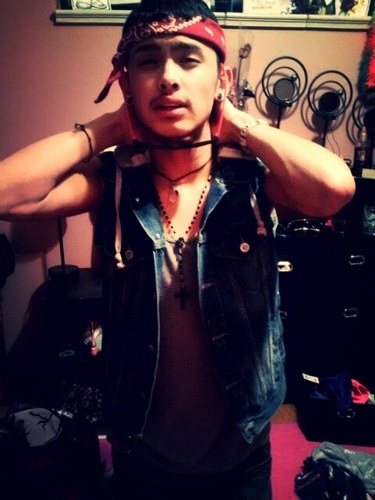 Am Luis ^.^ I Love && Enjoy Dancing Music Follow Me && Ill Return The Favor^.^ ill be da Reason u Smile^.3