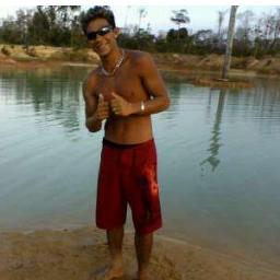 só me conhecendo pra saber quem sou.
+ vou falar um pouco..
esse ao lado sou eu autêntico sem falsidades..
que sempre sabe aonde quer chegar..