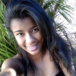 “Não sei receber elogios, fico sem saber o que fazer, me atrapalho e acabo trocando de assunto – quando não troco as pernas e tropeço em algum canto de mim.