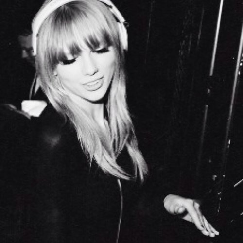 Taylor Swift is my life. 29.03.11 Speak Now- Best day of my life! I follow back!