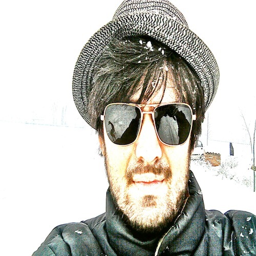 Mirko Bolzoni nasce a Piacenza sotto falso nome.
Musicista
DJ
Pittore
Sceneggiatore
Attore