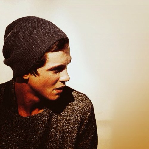 fakingglogan's profile picture. I hope he buys you flowers, I hope he holds your hand.