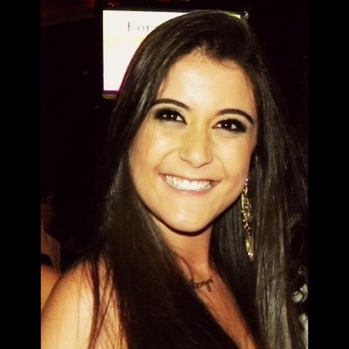 Mineira. Atleticana. Futura estudante de Medicina. Intensa. Feliz.