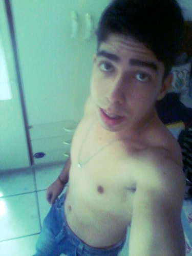 Canceriano, 18 anos, vendedor na importal, simpático, amigo, as vezes chato, o resto com o tempo você descobre! ;)