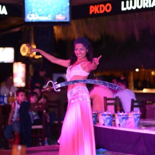 Performance de BellyDance, hula hoops y danza con fuego -fire dance- en Puerto Vallarta