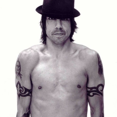 {RP only} Lead singer of the Red Hot Chili Peppers. Sporting tube socks since 1983. ~Engaged to my beach bunny,@LcnaNotRey. She Sucks My Kiss, I Hump De Bump~