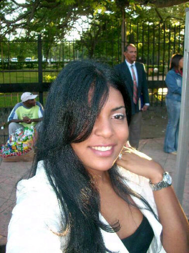 Amable, respetuosa, sencilla, romántica, entregada y con muchas visiones en la vida son adjetivo q me identifican pero por otra lado puedo ser muy mala!!!