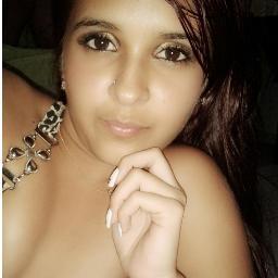 “Pensa numa pessoa ciumenta, dramática, estranha, ás vezes chata, teimosa, difícil de entender, feliz e infeliz. Pensou? Então, sou eu.!” ;)