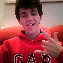 17 anos,Skatista,Sou vergonhoso Amo escutar musicas e dar os roles