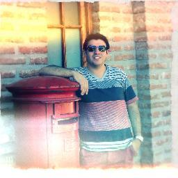 Soñador,interesante,musicalmente promiscuo,deportista amateur,con más amigos que enemigos,pero menos amigos que conocidos;con un futuro prometedor