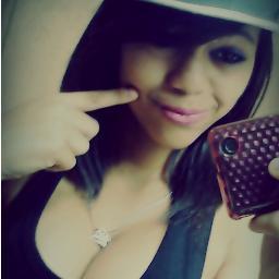 '' Umα gαrotiinhα q vê o mundo cor de rosα , e nαo deishα de ser sonhαdorα , e emborα vivα α vidα , preferiα estαr num conto de fαdαs . mαs nαo estar =)