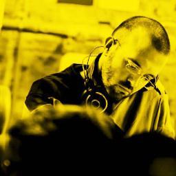 Vinyl is killing the MP3 industry!
Lunch Beat's DJ E-1000
http://t.co/ssHJpAehWQ
