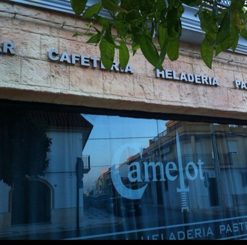Cafeteria, heladeria, pasteleria. Estamos en Carretera Betica 159, esquina C/. San Juan