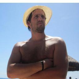 Ingeniero. Hincha de River Plate. Amante del asado