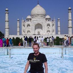 Australian/American, love music, my piano, travel and discovery, and finding joy in every moment.