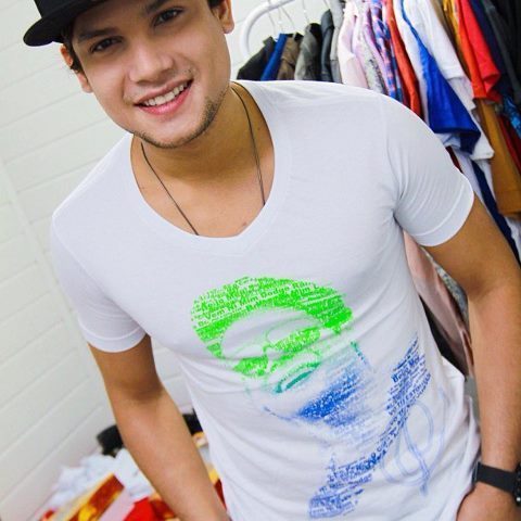 olhar penetrante ,jeitinho cativante,e sorriso marcante esse é @IsraelNovaes o caraa do arroochaaa.
rael me seguiu dia 29/03/13
