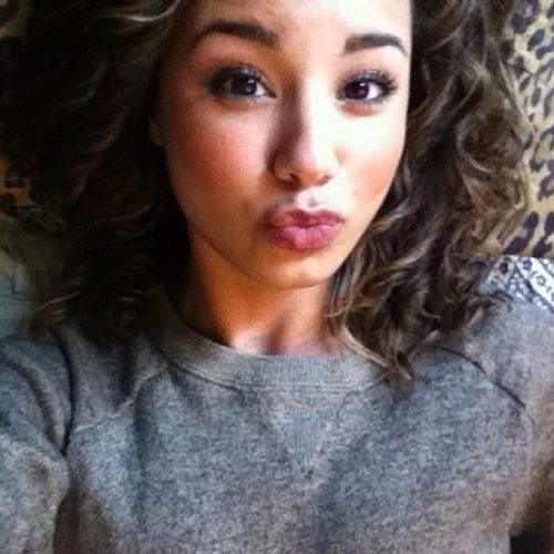 CurlyHairJenni's profile picture. My name is Jennifer & I'm part of the popular clique called The Jennifers here at the palmwoods. ~peace, love & happiness ❤~ [RP]