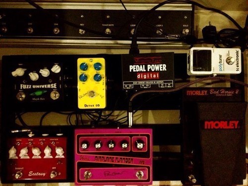 Amateur guitarist, a car freak and a videogamers...