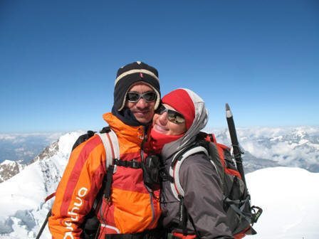 Twee fanatieke bergsporters die alles geven voor het avontuur en het goede doel (KWF Kankerbestrijding en KiKa). Geen berg te hoog, geen dal te diep.