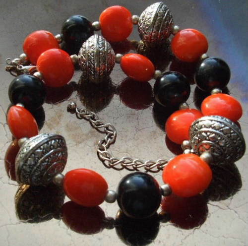 Hunnisucklebead's profile picture. Full time job, spare time jewellery maker hoping to reverse those two statements