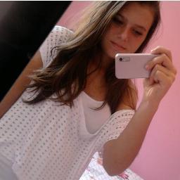 Sou o que sou, uma garota esperta, divertida, gosta de dar rolé, gosta de sair com os amgs, quer conheçer melhor só segui (: