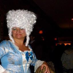 Hospitality guru. German girl married to a French Chef. Lives in Kentucky, works in Cincinnati. Co-founder of @eatplaygive