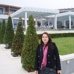 Είμαι παντρεμένη και έχω μία κόρη. Το επάγγελμά μου είναι δασκάλα. Μου αρέσουν τα βιβλία, οι βόλτες στη φύση και τα ταξίδια.