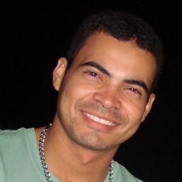 Animador de torcida, palhaço sem lona, engenheiro de sonhos e autêntico...Sou o da foto e isso não me basta!